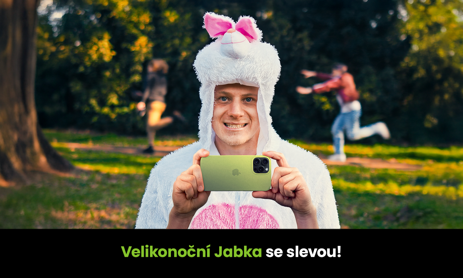 Bannery stojí na jednoduchém, ale odvážném principu: důvěra vzniká skrze tvář, ne skrze logo.